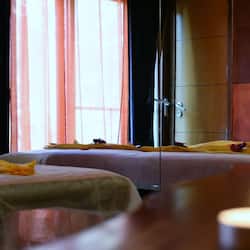 Couples treatment room(s), sauna, hot tub, steam room