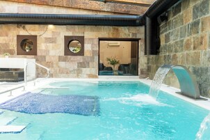 Salas para tratamentos a dois, sauna seca, banheira de hidromassagem