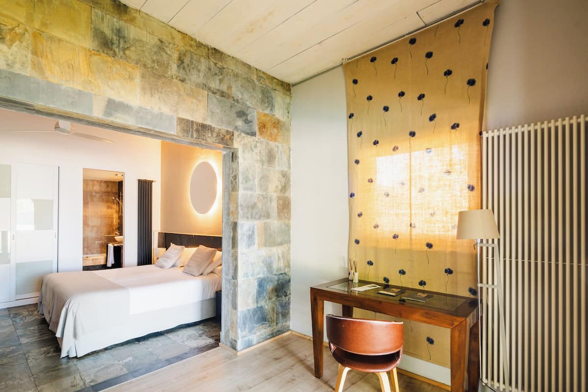 Quarto casal luxo | Edredons de pluma, frigobar, cofres nos quartos, escrivaninha