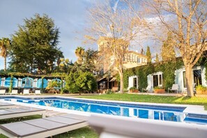 Seasonal outdoor pool, pool umbrellas, sun loungers