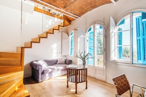 Edredons de pluma, frigobar, cofres nos quartos