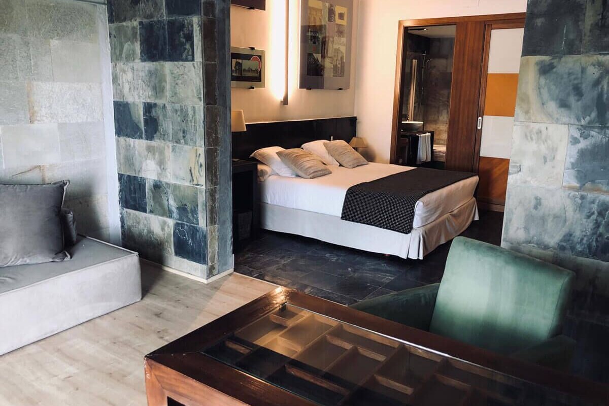 Donsdekens, een minibar, een kluis op de kamer, een bureau