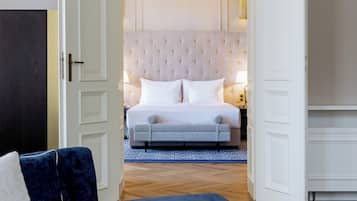 Classic Suite front view (Wellness access) | Allergitestet sengetøy, minibar, safe på rommet og skrivebord