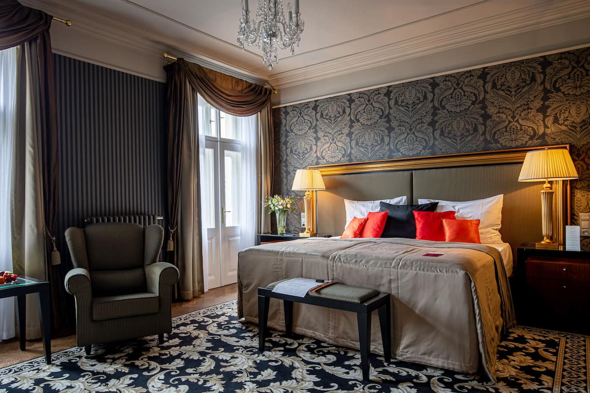 Premier Suite front view (Wellness access) | 1 sovrum, allergitestade sängkläder och minibar