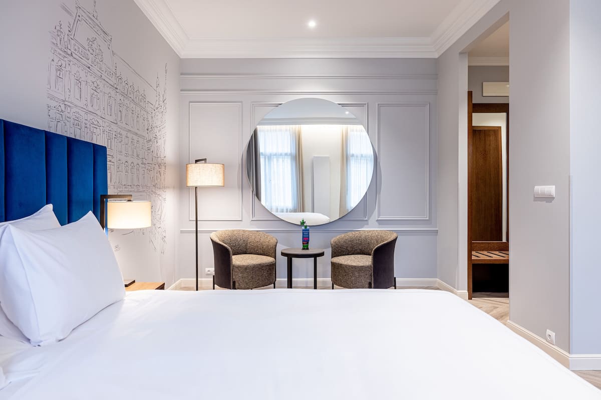 hypo-allergenic bedding, minibar, in-room safe, desk