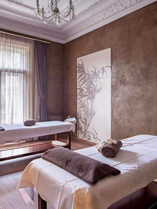 Couples treatment rooms, sauna, hot tub, steam room, body treatments