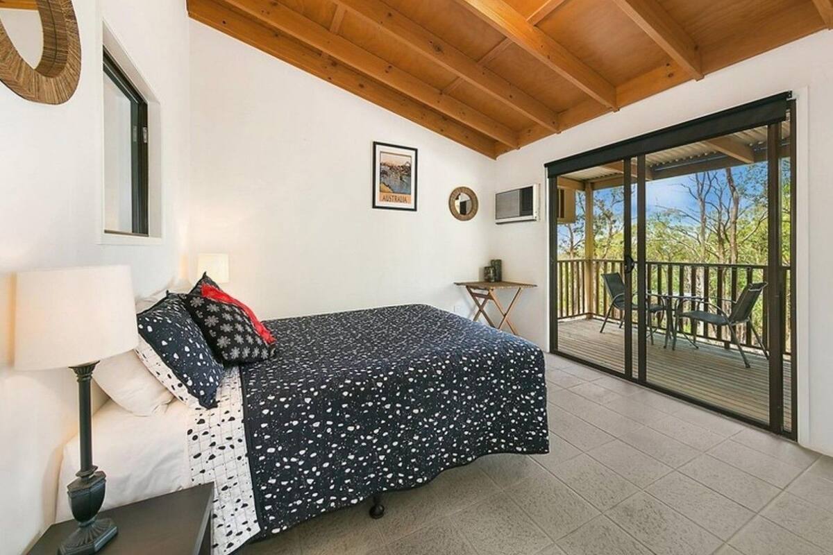 corroboree spa cabin | 1 bedroom, individually furnished, iron/ironing board, bed sheets