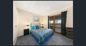 Tuckeroo Retreat Budget Accommodation | 1 camera, con arredamento individuale, ferro/asse da stiro, lenzuola