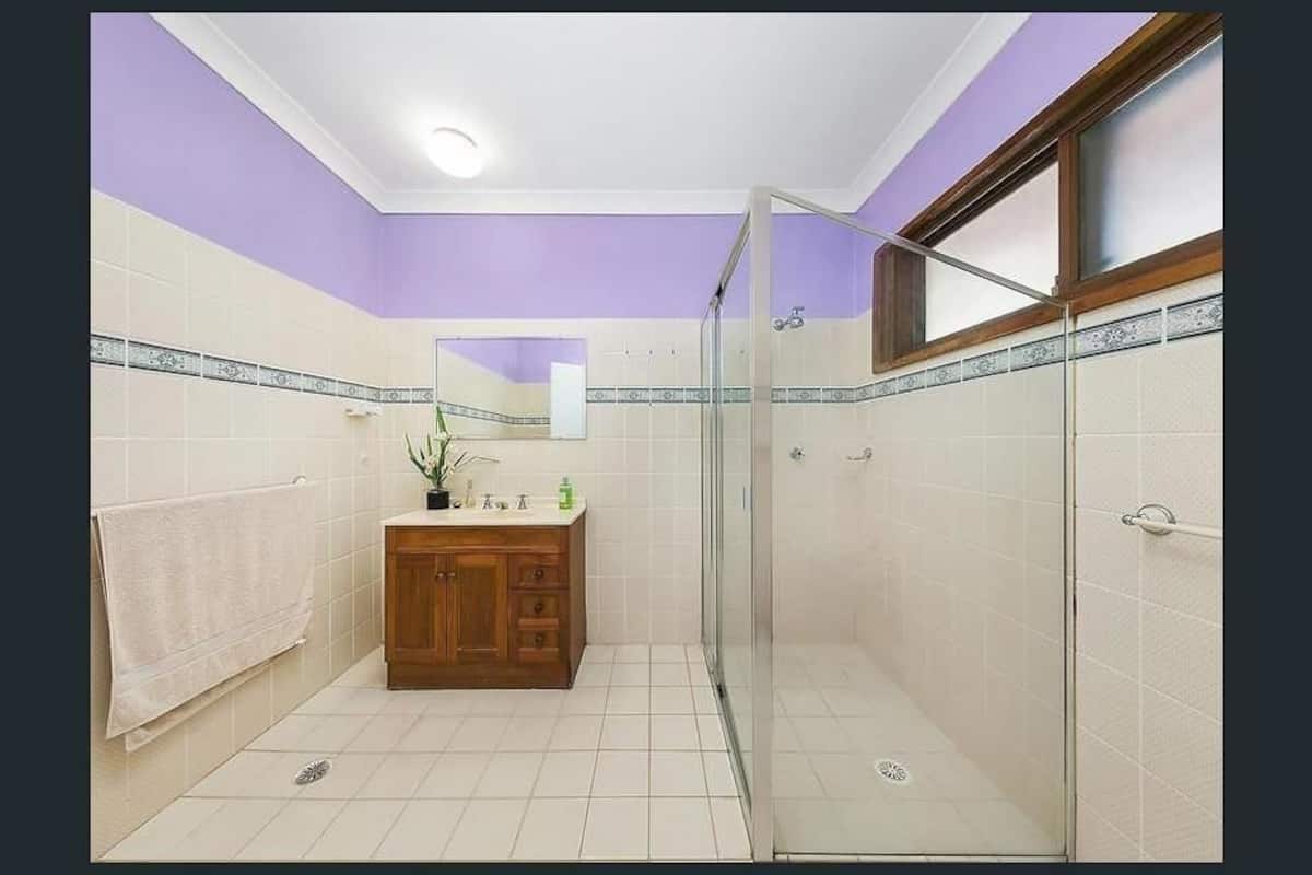 tuckeroo retreat budget accommodation | bathroom | shower, free toiletries, hair dryer, towels