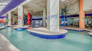 Une piscine intérieure dotée de plusieurs couloirs de nage, d’un toboggan et d’un poste de surveillance pour les maîtres-nageurs.