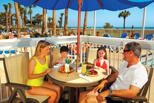 3 restaurantes, se sirve desayuno 