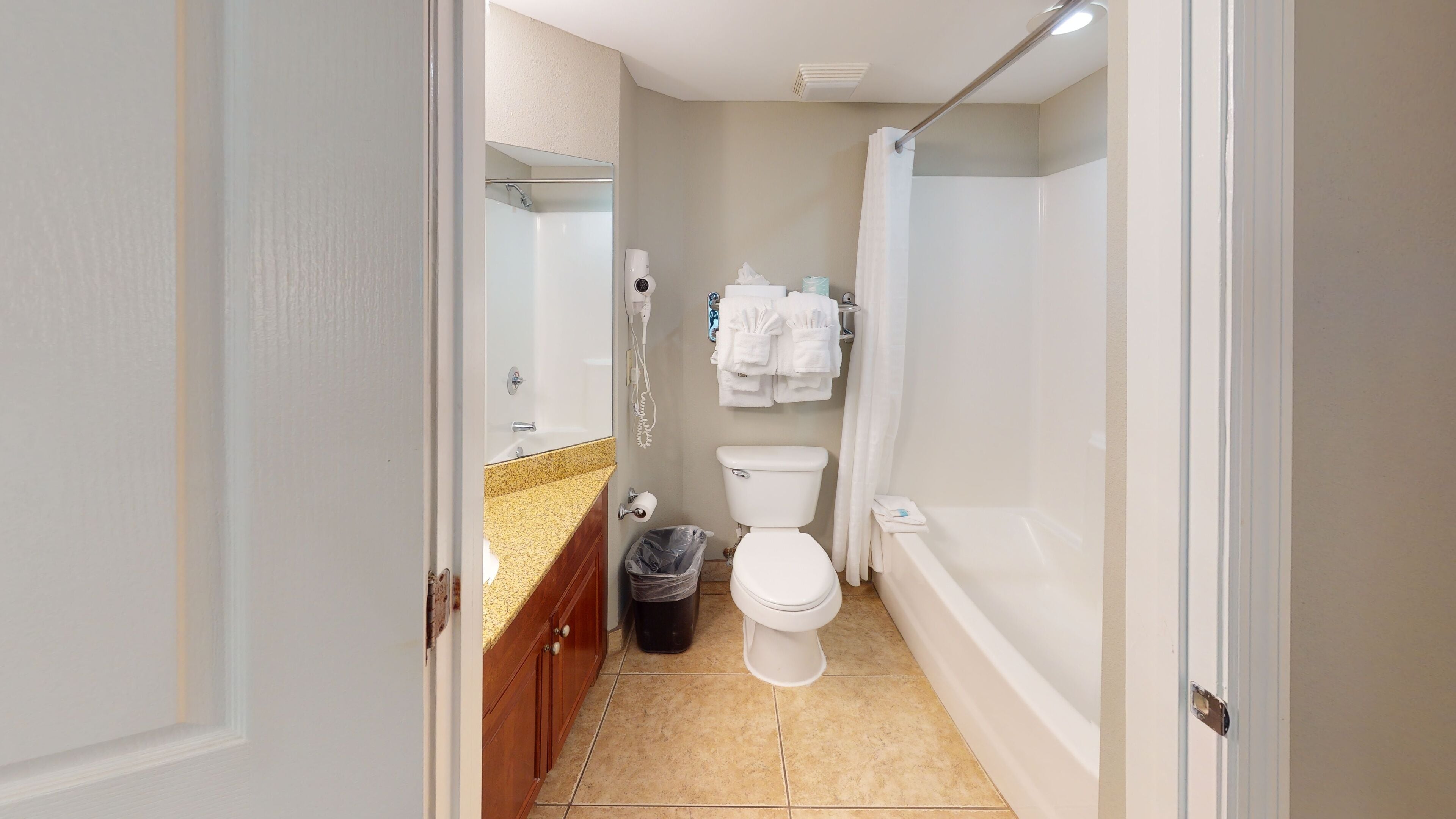Une petite salle de bain comprenant des toilettes, une douche et un meuble-lavabo.