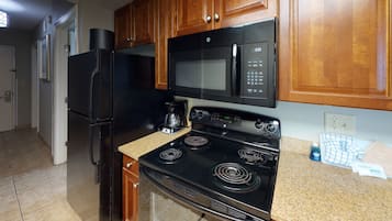 Suite, 2 camas Queen size, frente al océano (Angle) | Cocina privada | Cafetera y tetera, refrigerador con congelador, microondas y horno