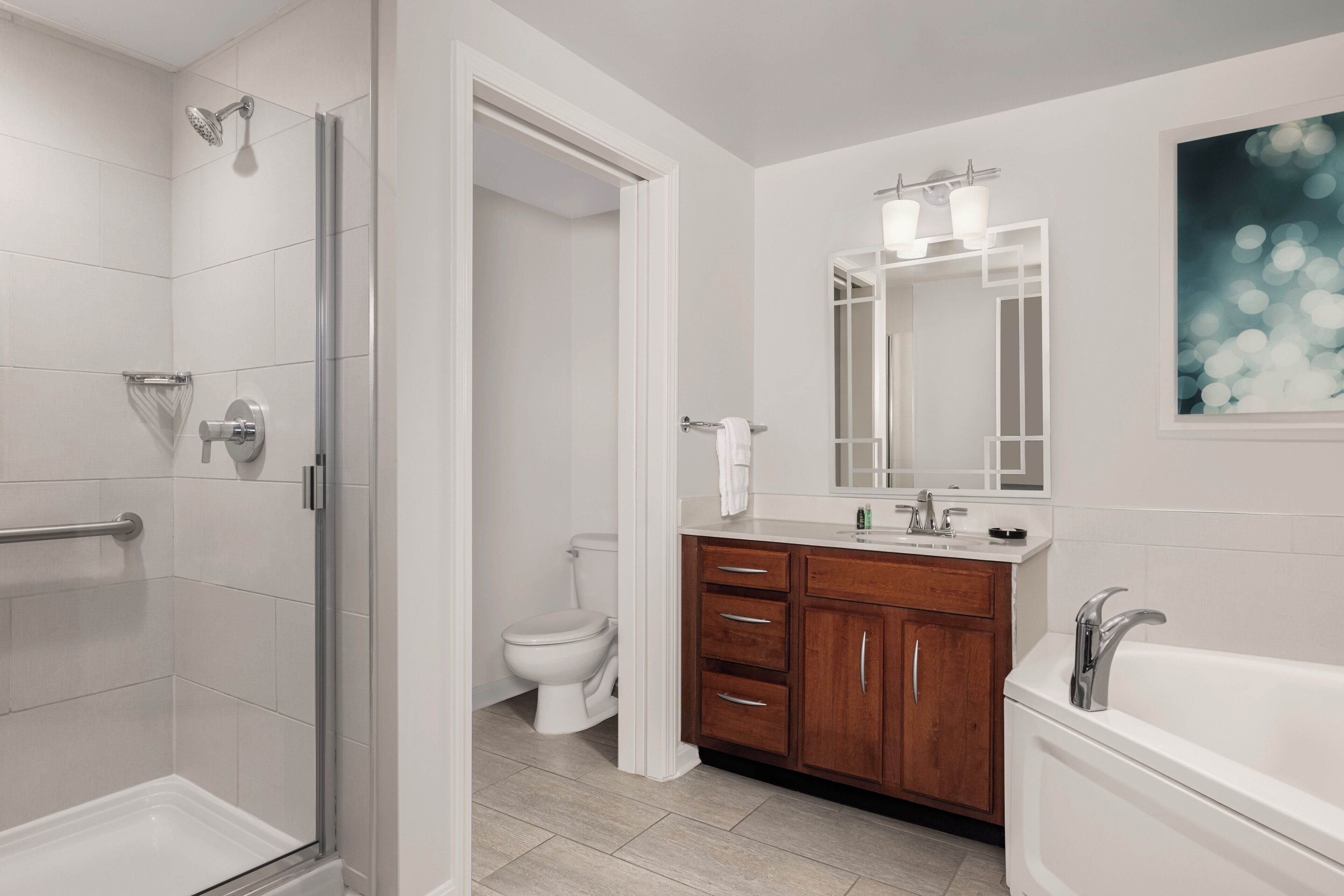 combined shower/bathtub, jetted bath, hair dryer, towels