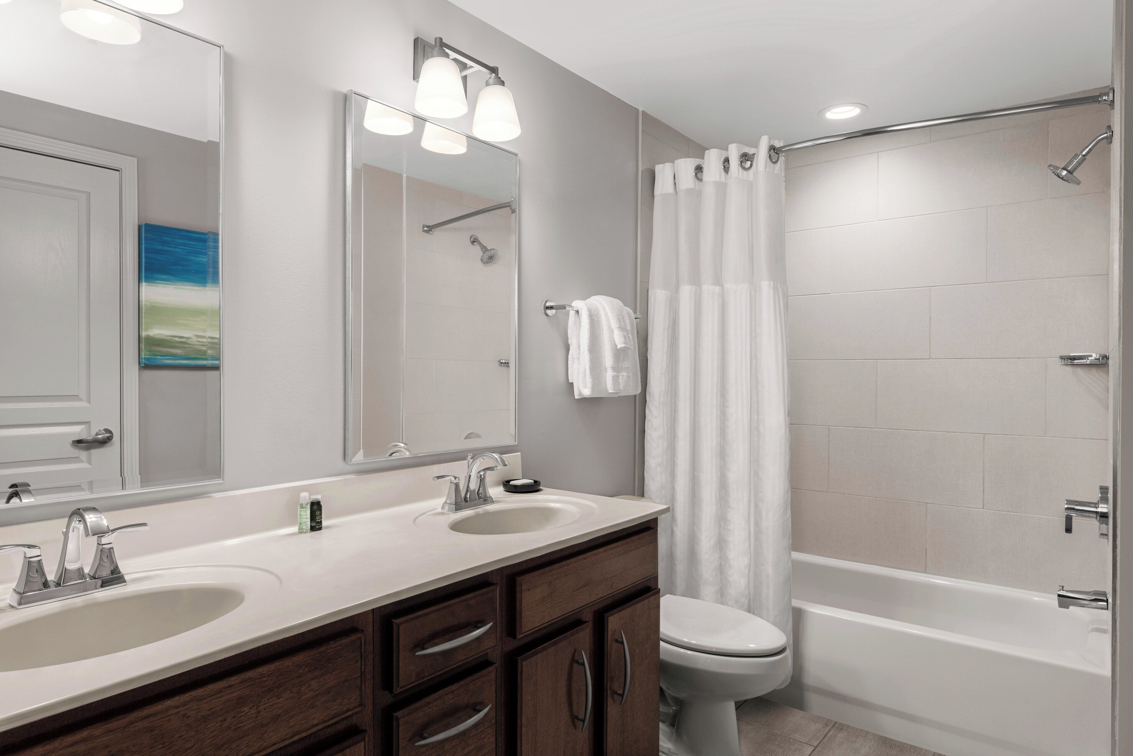 combined shower/bathtub, jetted bath, hair dryer, towels