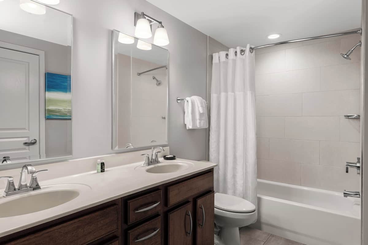 combined shower/bathtub, jetted bath, hair dryer, towels