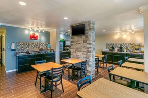Free daily full breakfast  - Quality Inn Rawlins I-80 (Rawlins)