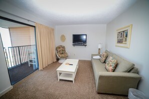 Condo, 2 habitaciones | Área de sala de estar | Televisión 