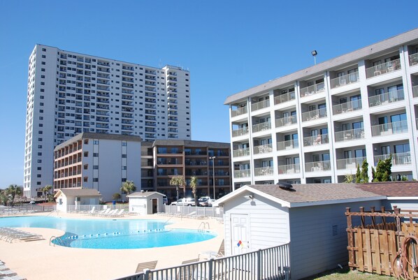 Una piscina cubierta, 4 piscinas al aire libre