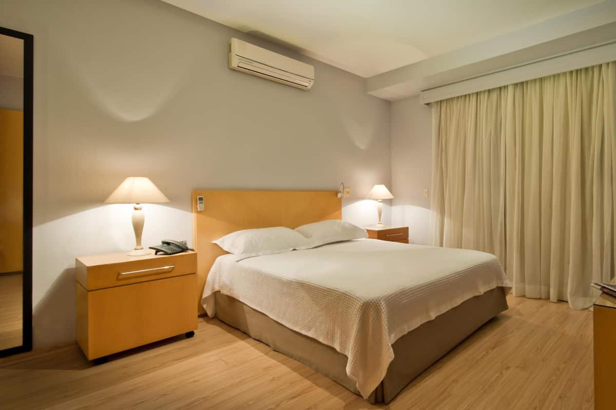 Allergikerbettwaren, Minibar, Zimmersafe, Verdunkelungsvorhänge