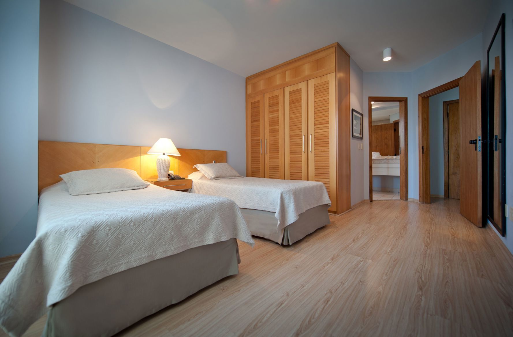 Roupas de cama antialérgicas, frigobar, cofres nos quartos