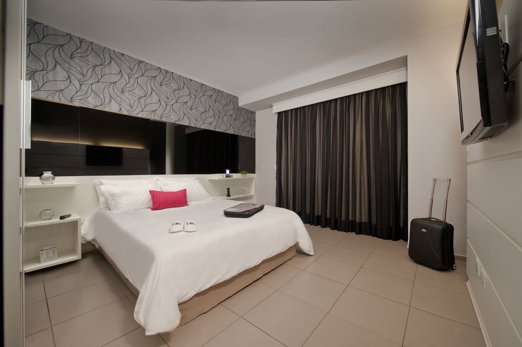 Roupas de cama antialérgicas, frigobar, cofres nos quartos