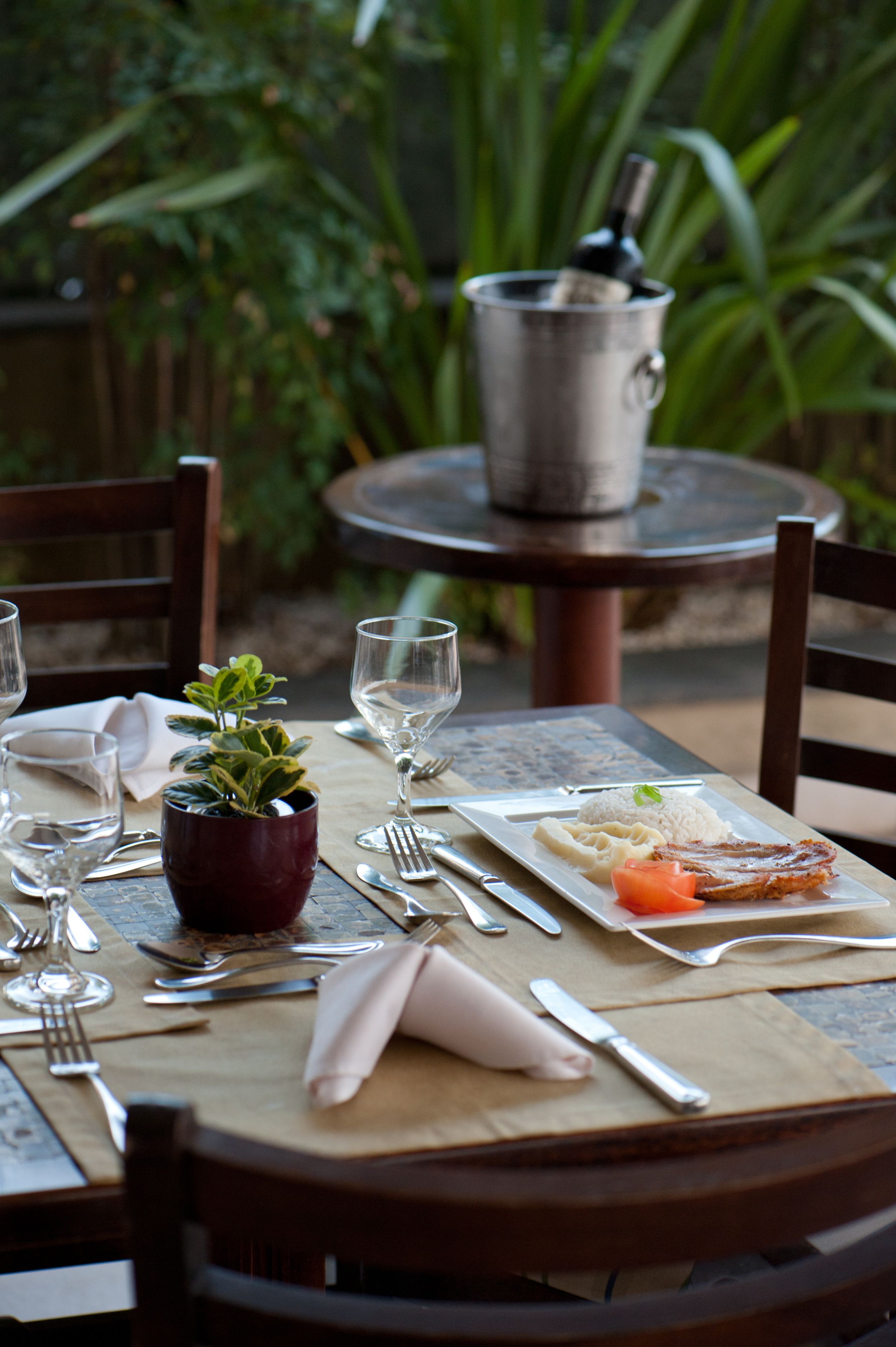 breakfast, lunch, dinner served; international cuisine