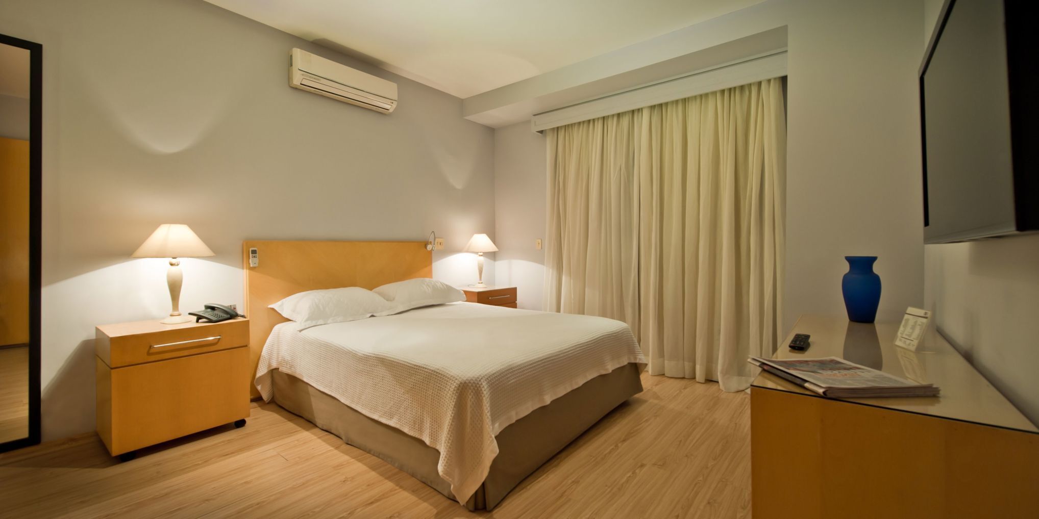 Roupas de cama antialérgicas, frigobar, cofres nos quartos