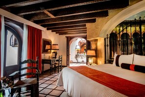 客房内保险箱、办公桌、免费 WiFi