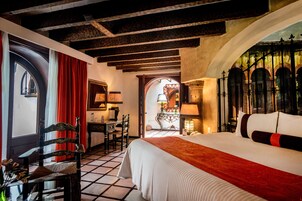 客房内保险箱、办公桌、免费 WiFi