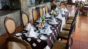 2 restaurantes; se sirven desayunos