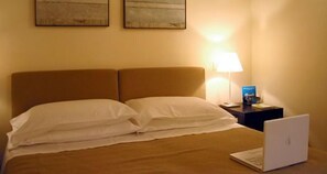 Colchones con pillow-top y caja de seguridad en la habitación 