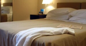 Pillowtop beds, in-room safe, desk, soundproofing - Hotel Casa Mancia (Foligno)