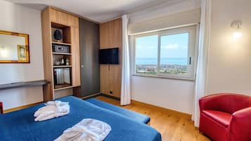 Habitación doble superior, vista al valle | Minibar, caja de seguridad en la habitación y escritorio