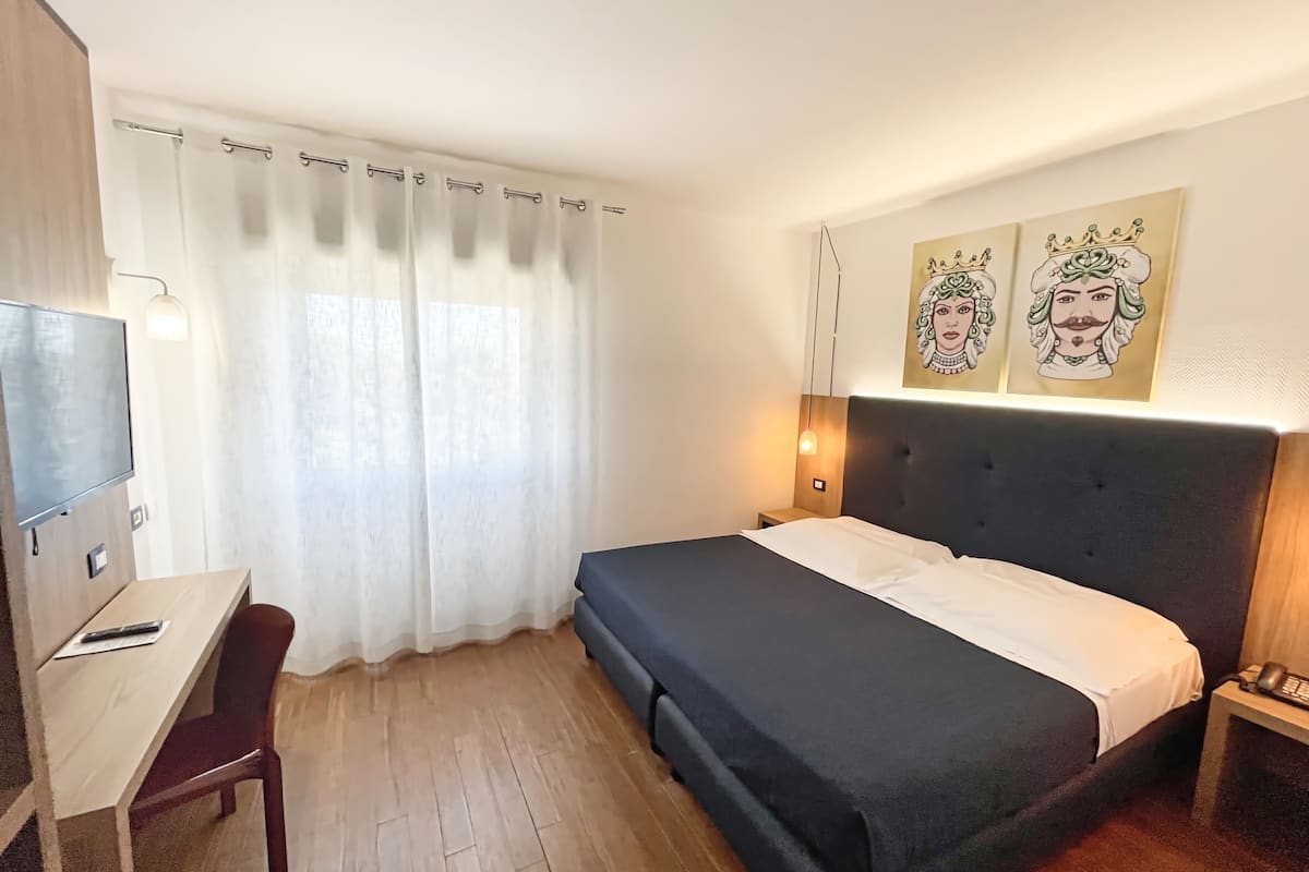 Chambre Classique Double ou avec lits jumeaux | Minibar, coffres-forts dans les chambres, bureau