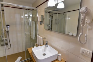Superior Double Room, Valley View | Bathroom | Free toiletries, hair dryer, bidet, towels