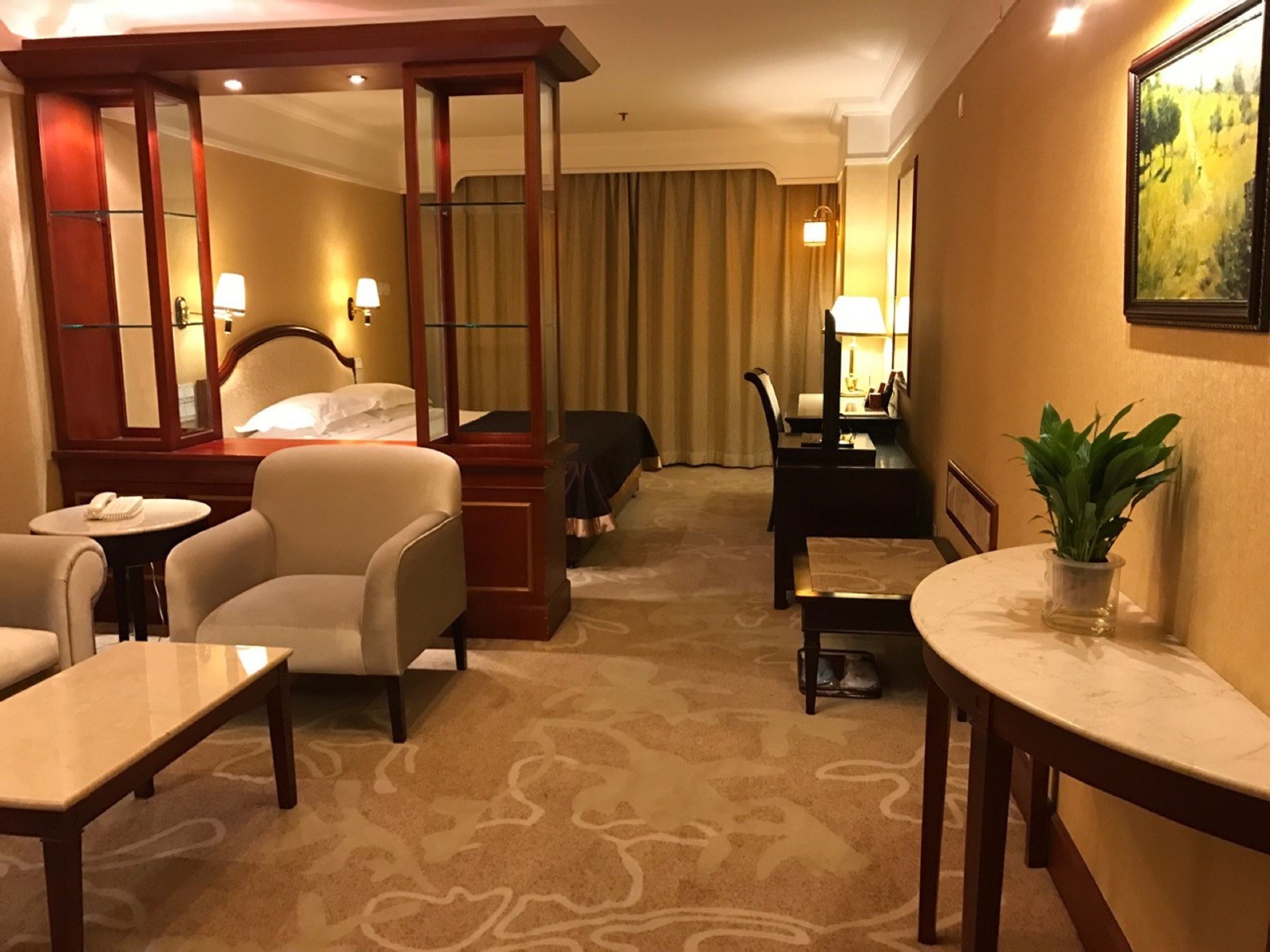 Deluxe Room | Minibar, in-room safe, desk, blackout drapes