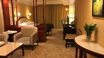 Deluxe Room | Minibar, in-room safe, desk, blackout drapes