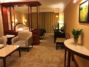 Minibar, coffres-forts dans les chambres, bureau, rideaux occultants