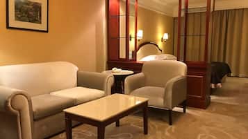 Kamar Deluks | Minibar, brankas, meja kerja, dan tirai kedap cahaya