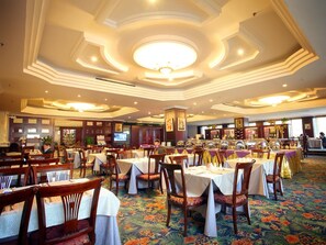 2 restaurants servant le petit déjeuner, spécialités Cuisine chinoise