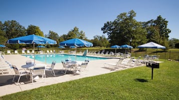 Una piscina techada, 2 piscinas al aire libre