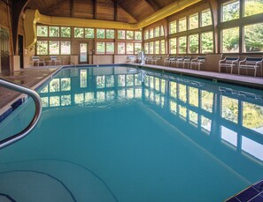 Innenpool, 2 Außenpools, Liegestühle