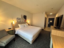 Escritorio, tabla de planchar con plancha, wifi gratis y ropa de cama