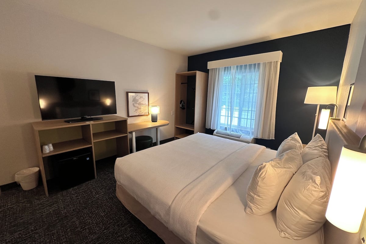 Habitación, 1 cama King size, con acceso para personas discapacitadas (Mobility, Roll-In Shower) | Escritorio, tabla de planchar con plancha, wifi gratis y ropa de cama