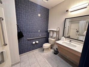 Chambre, 1 très grand lit, accessible aux personnes à mobilité réduite (Mobility, Roll-In Shower) | Salle de bain | Ensemble douche/baignoire, sèche-cheveux, serviettes fournies, savon