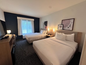 Habitación, 2 camas Queen size | Escritorio, tabla de planchar con plancha, wifi gratis y ropa de cama