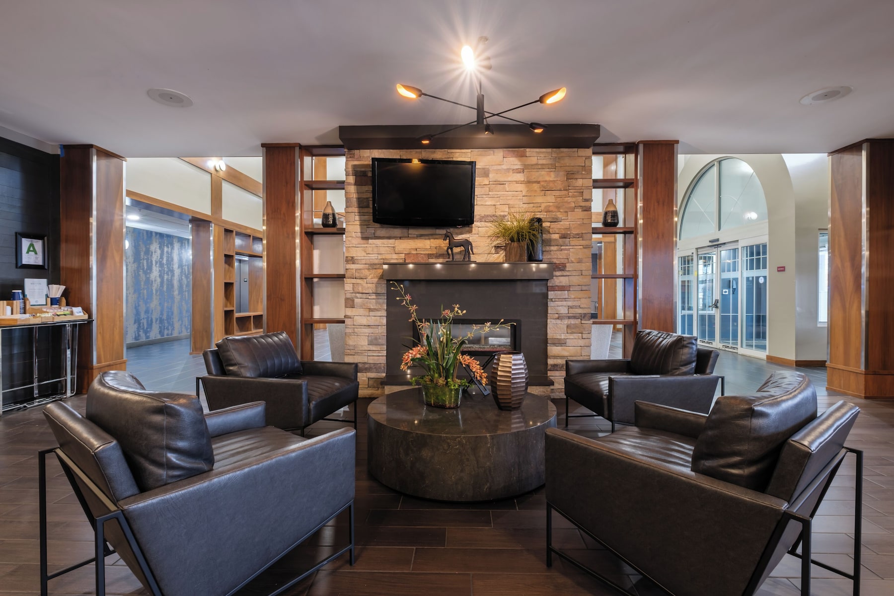 Dining area at Four Points by Sheraton Louisville Airport