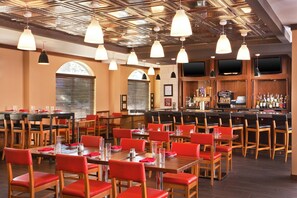 Petit déjeuner et dîner servis sur place, spécialités Cuisine américaine