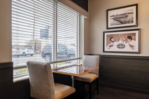 Breakfast and dinner served - Four Points by Sheraton Louisville Airport (Louisville)